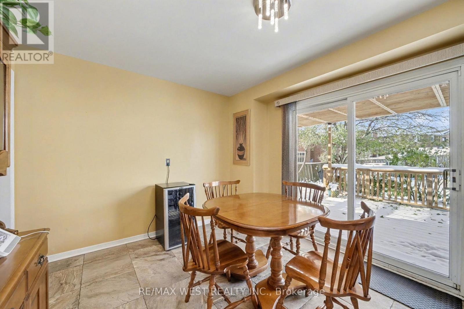 1155 Willowbank Trail, Mississauga, Ontario  L4W 4B9 - Photo 7 - W12537080