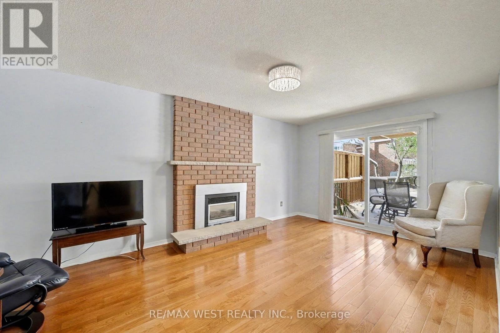 1155 Willowbank Trail, Mississauga, Ontario  L4W 4B9 - Photo 8 - W12537080