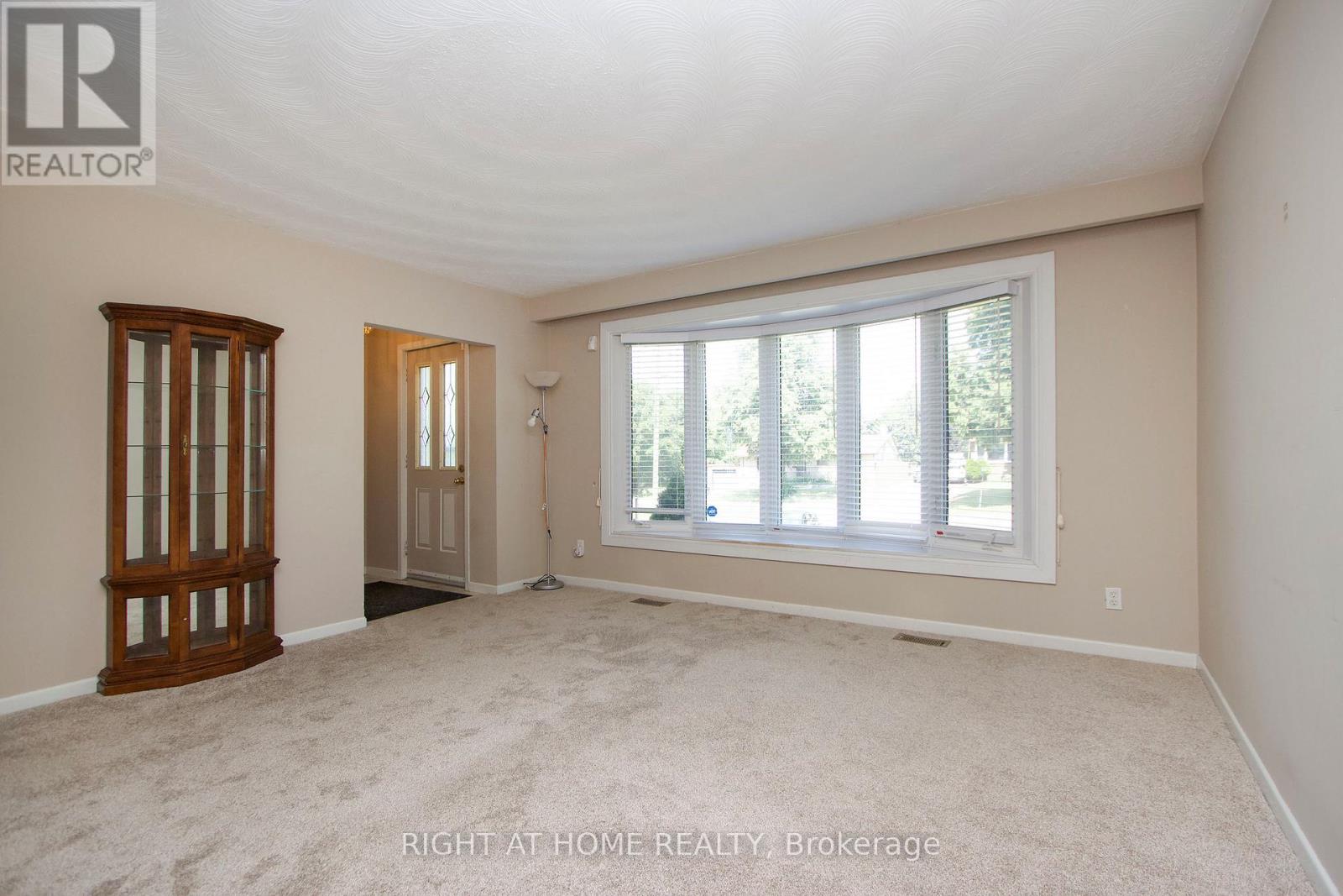 220 Linden Court, Oshawa, Ontario  L1H 6R1 - Photo 3 - E12537814