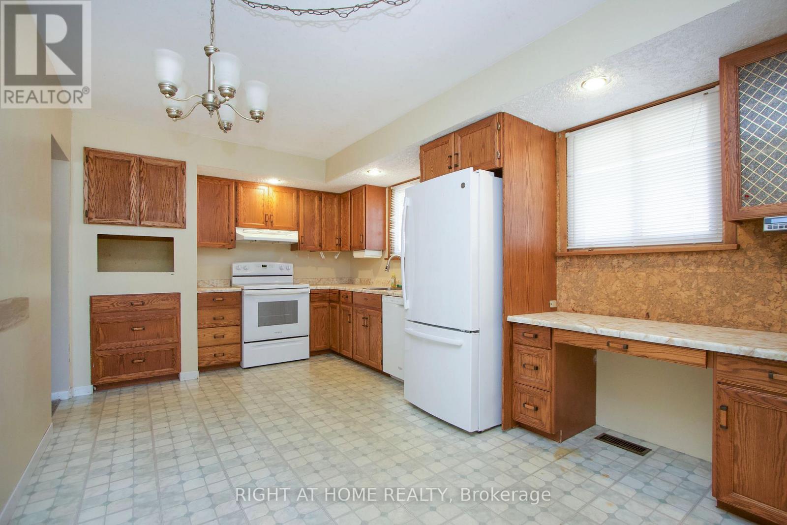 220 Linden Court, Oshawa, Ontario  L1H 6R1 - Photo 5 - E12537814