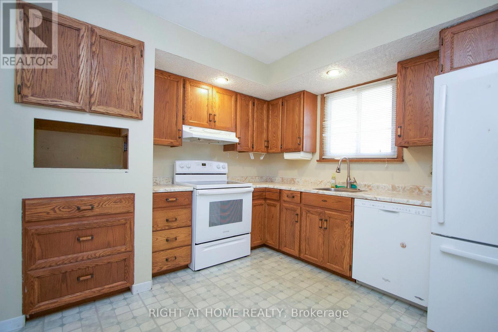 220 Linden Court, Oshawa, Ontario  L1H 6R1 - Photo 6 - E12537814