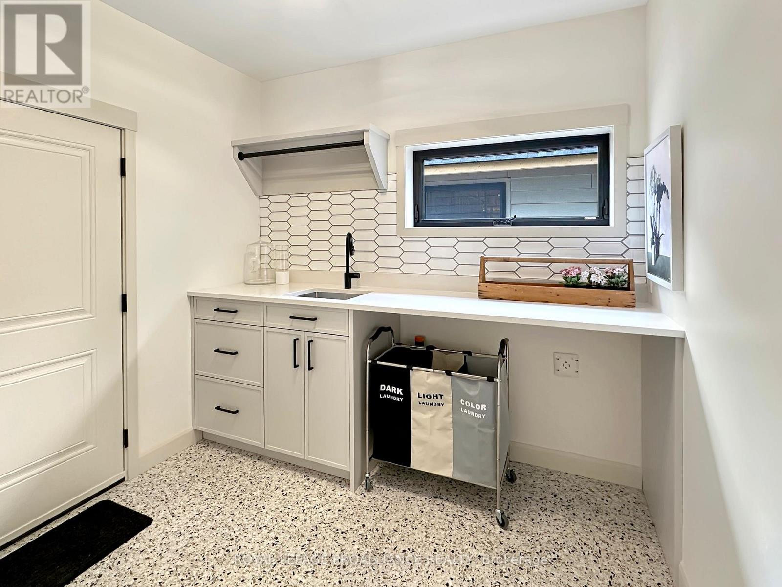 37 Deerview Drive, Quinte West, Ontario  K8V 5P4 - Photo 30 - X12538132