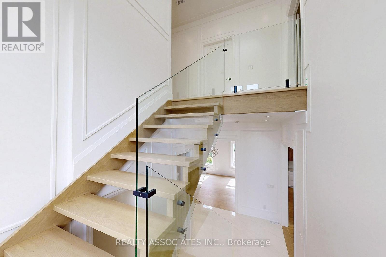 32 Cossar Avenue, Aurora, Ontario  L4G 3N8 - Photo 14 - N12533918