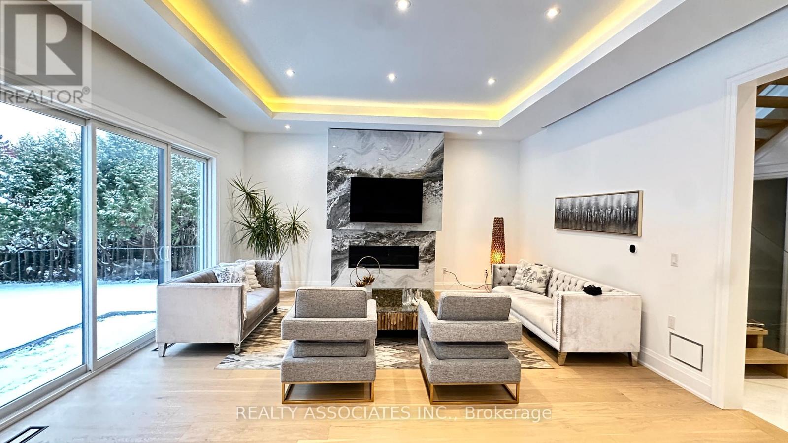 32 Cossar Avenue, Aurora, Ontario  L4G 3N8 - Photo 3 - N12533918