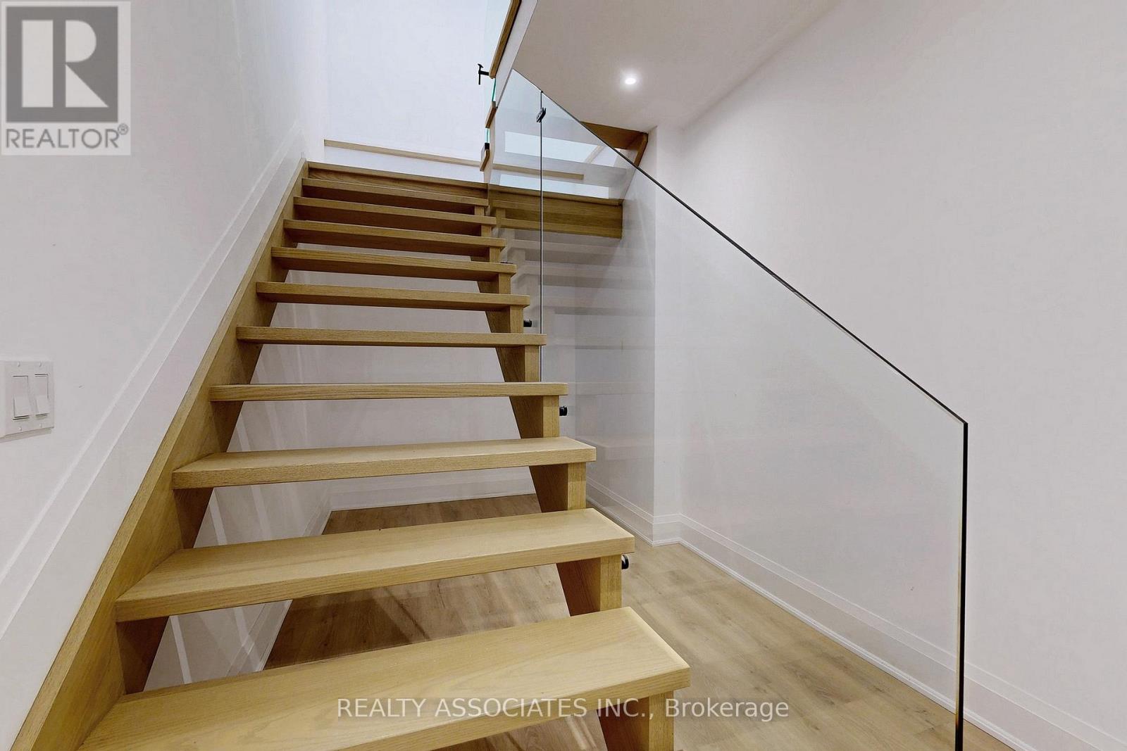 32 Cossar Avenue, Aurora, Ontario  L4G 3N8 - Photo 26 - N12533918