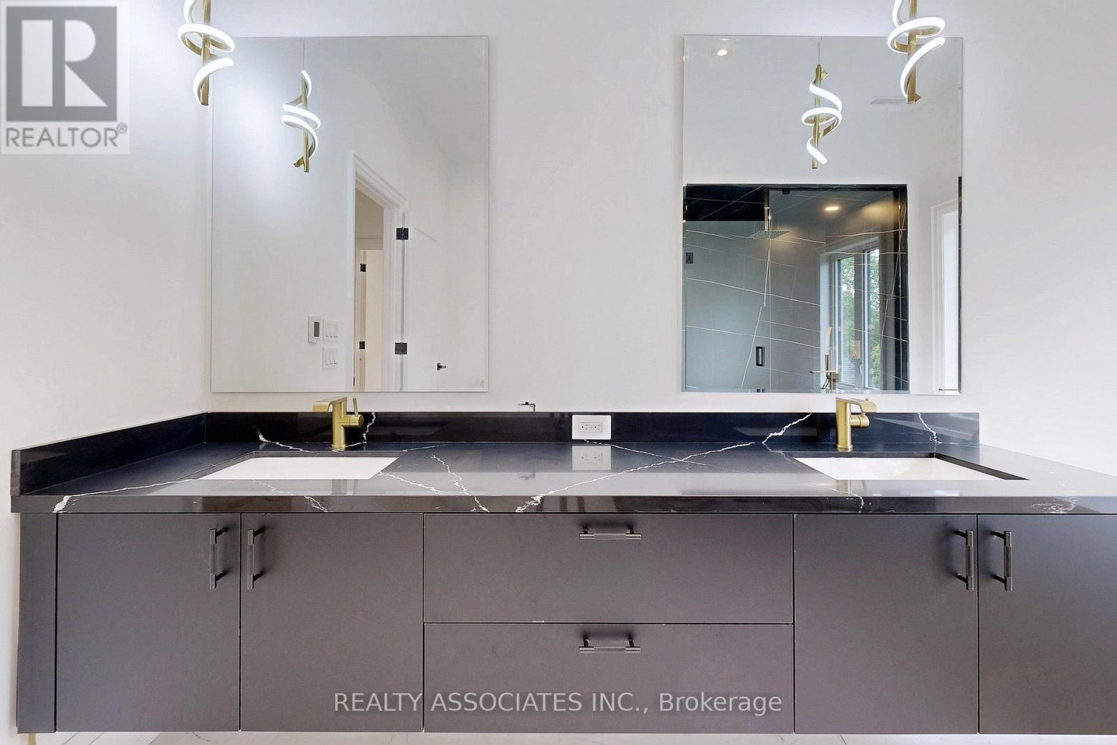 32 Cossar Avenue, Aurora, Ontario  L4G 3N8 - Photo 19 - N12533918