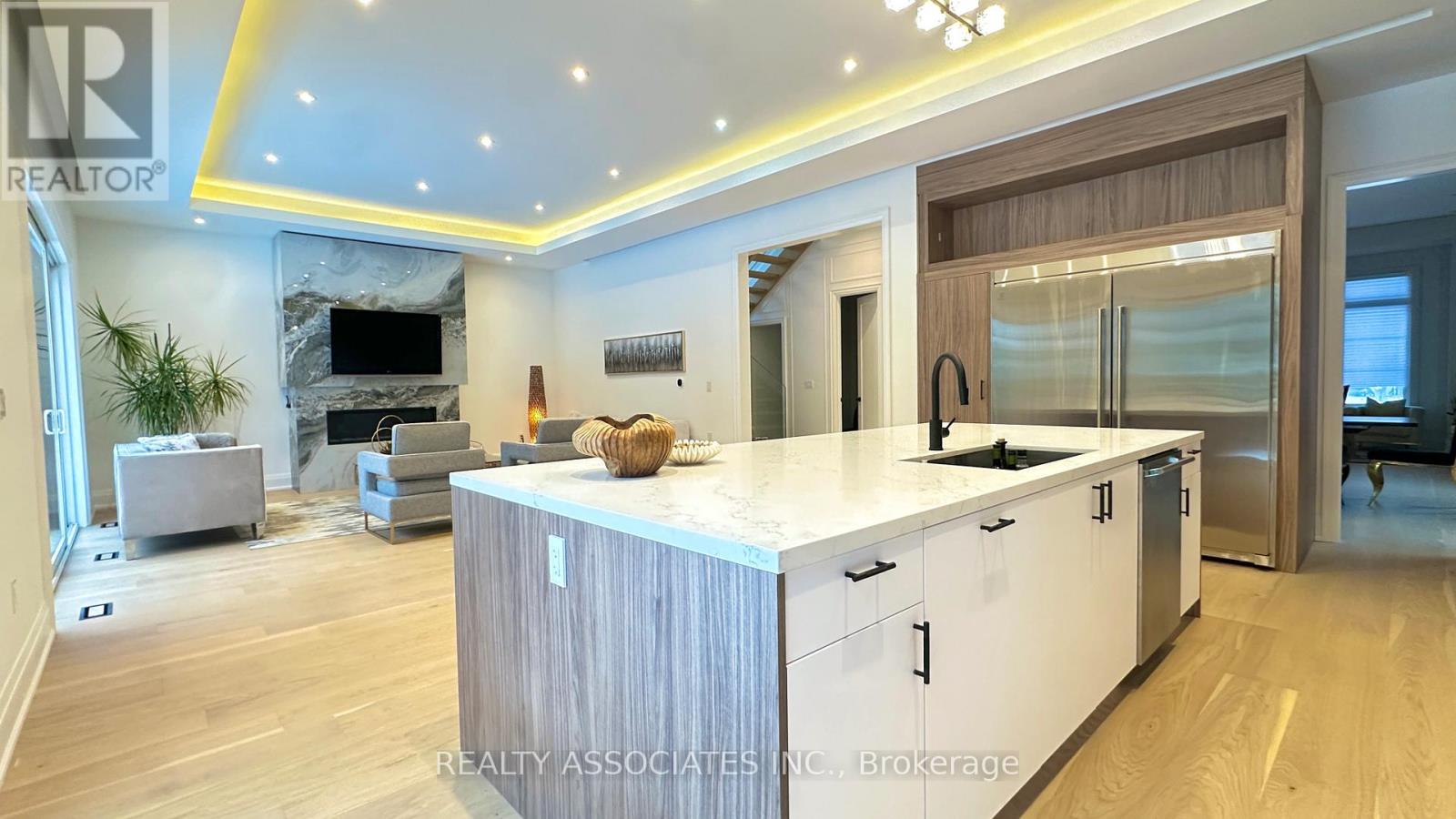 32 Cossar Avenue, Aurora, Ontario  L4G 3N8 - Photo 5 - N12533918