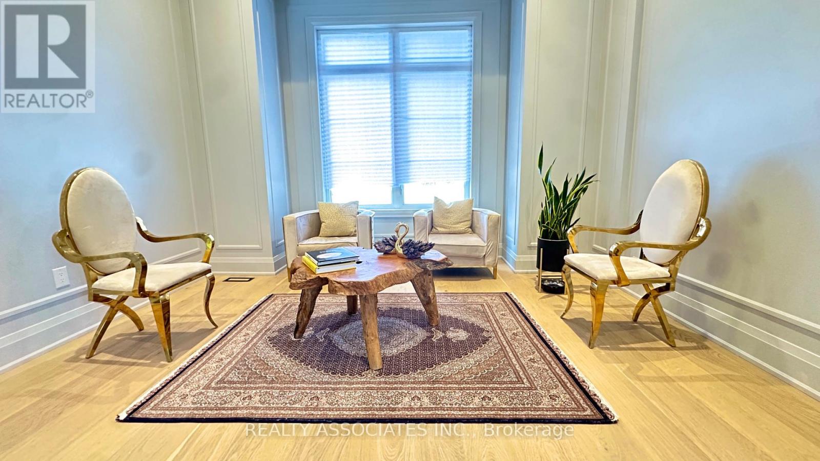 32 Cossar Avenue, Aurora, Ontario  L4G 3N8 - Photo 7 - N12533918