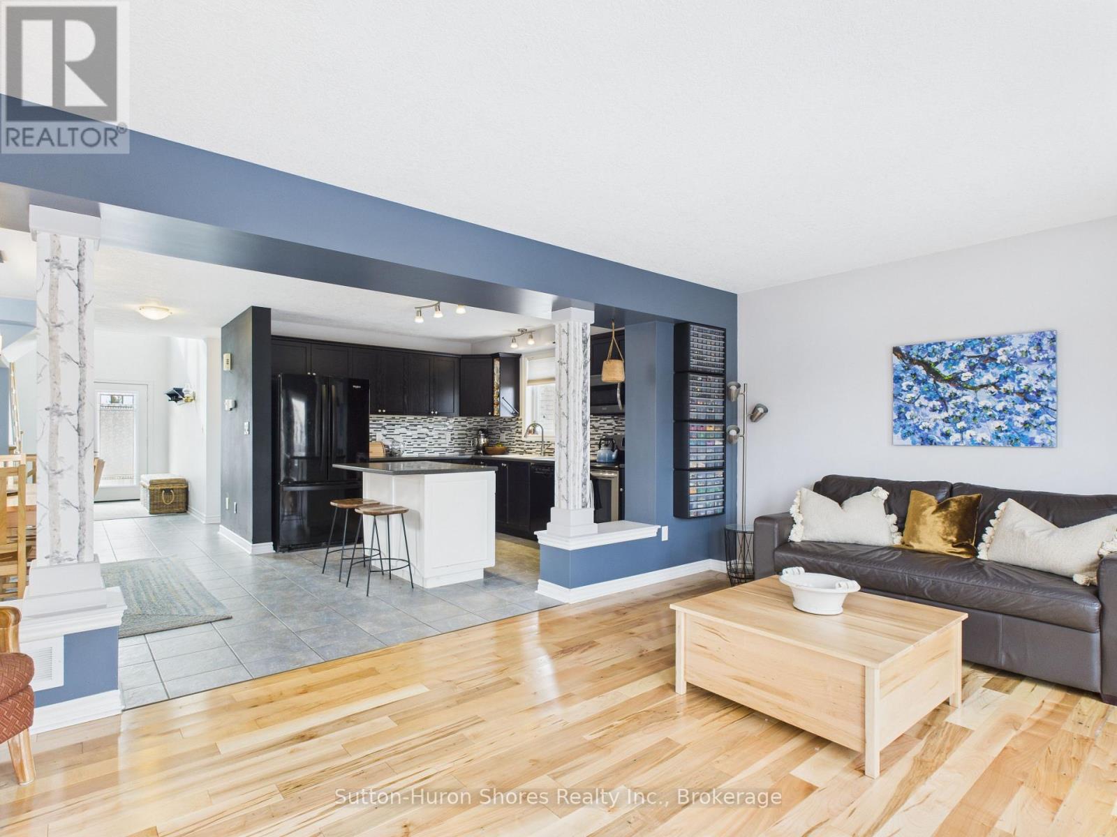 893 Sumpton Street, Saugeen Shores, Ontario N0H 2C2 - Photo 12 - X12533942