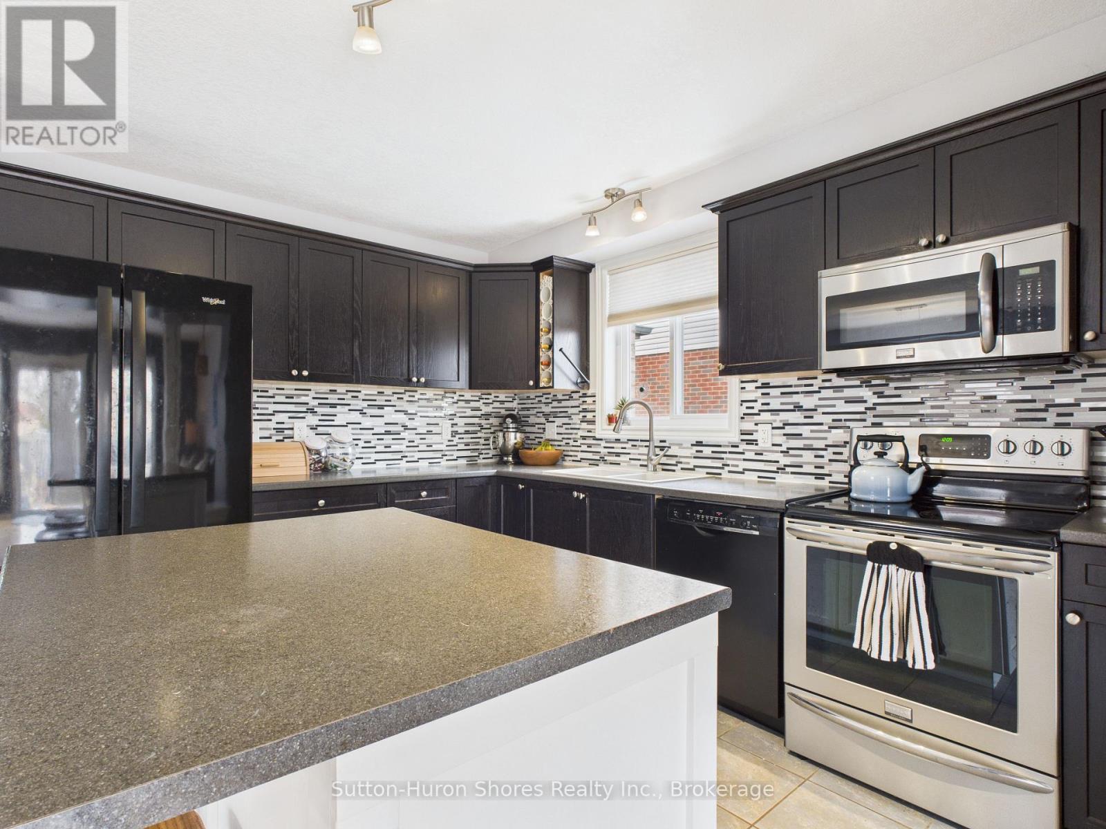 893 Sumpton Street, Saugeen Shores, Ontario N0H 2C2 - Photo 15 - X12533942