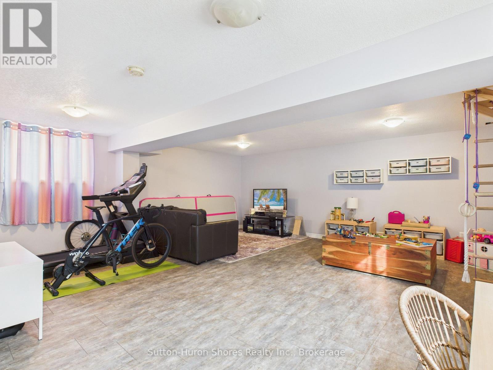 893 Sumpton Street, Saugeen Shores, Ontario N0H 2C2 - Photo 32 - X12533942