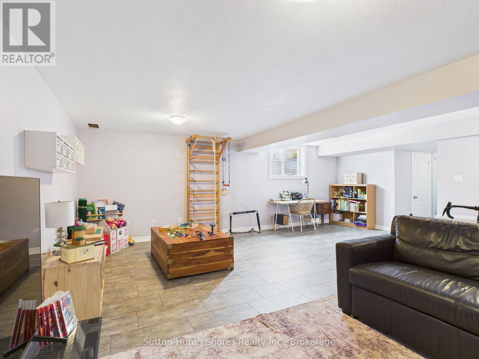 893 Sumpton Street, Saugeen Shores, Ontario N0H 2C2 - Photo 34 - X12533942