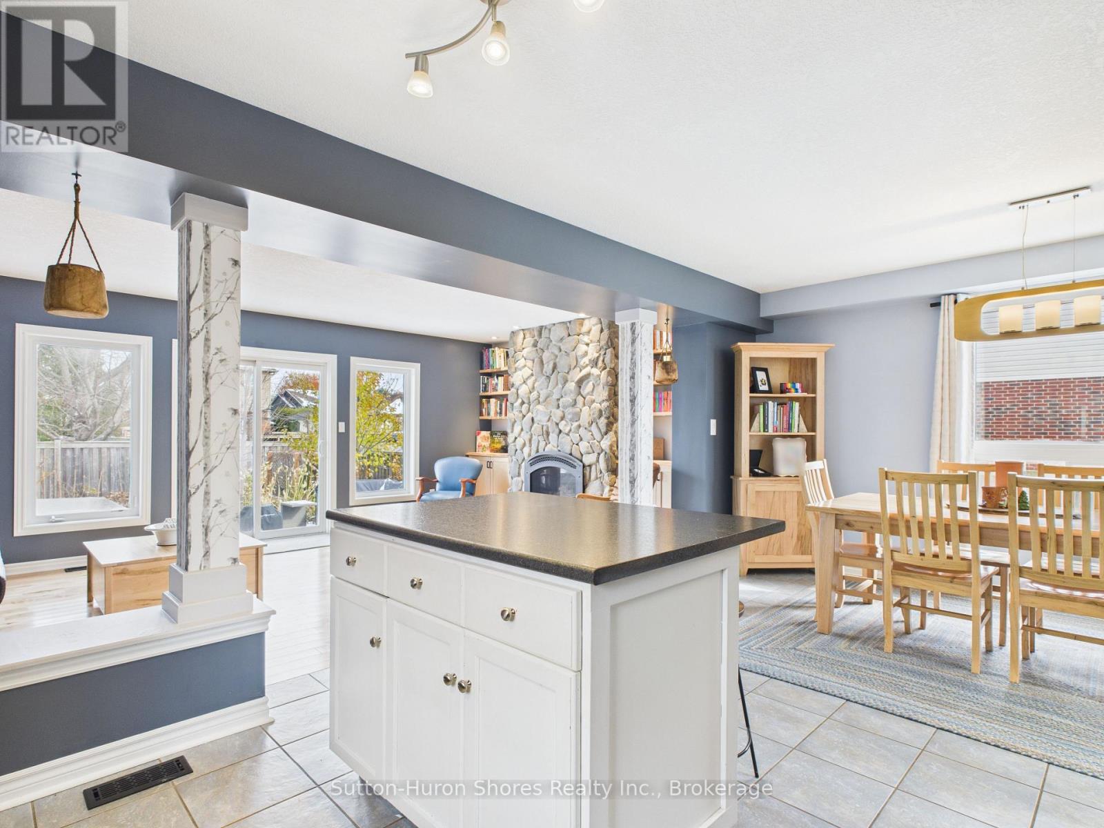 893 Sumpton Street, Saugeen Shores, Ontario N0H 2C2 - Photo 9 - X12533942