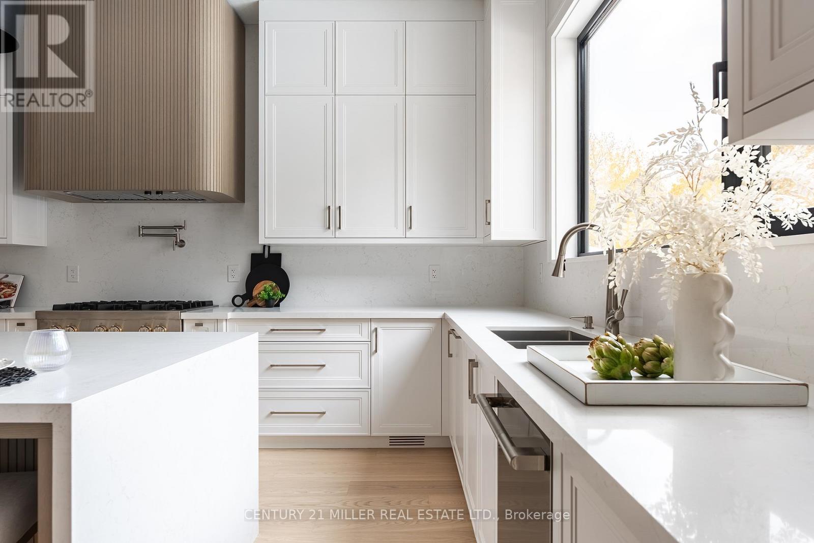 414 Belvenia Road, Burlington, Ontario  L7L 2G6 - Photo 10 - W12537828