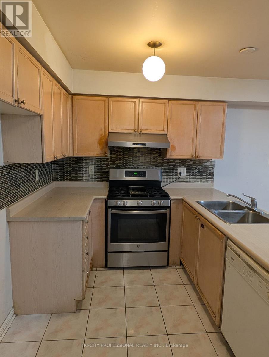 65 Mount Ranier Crescent, Brampton, Ontario  L6R 2L1 - Photo 2 - W12537860