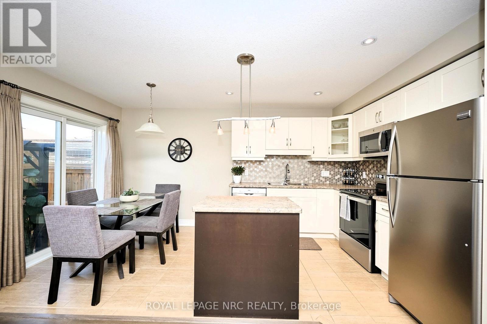 118 Roselawn Crescent, Welland, Ontario L3C 0C4 - Photo 15 - X12538128