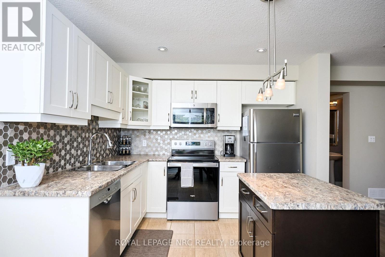 118 Roselawn Crescent, Welland, Ontario L3C 0C4 - Photo 20 - X12538128