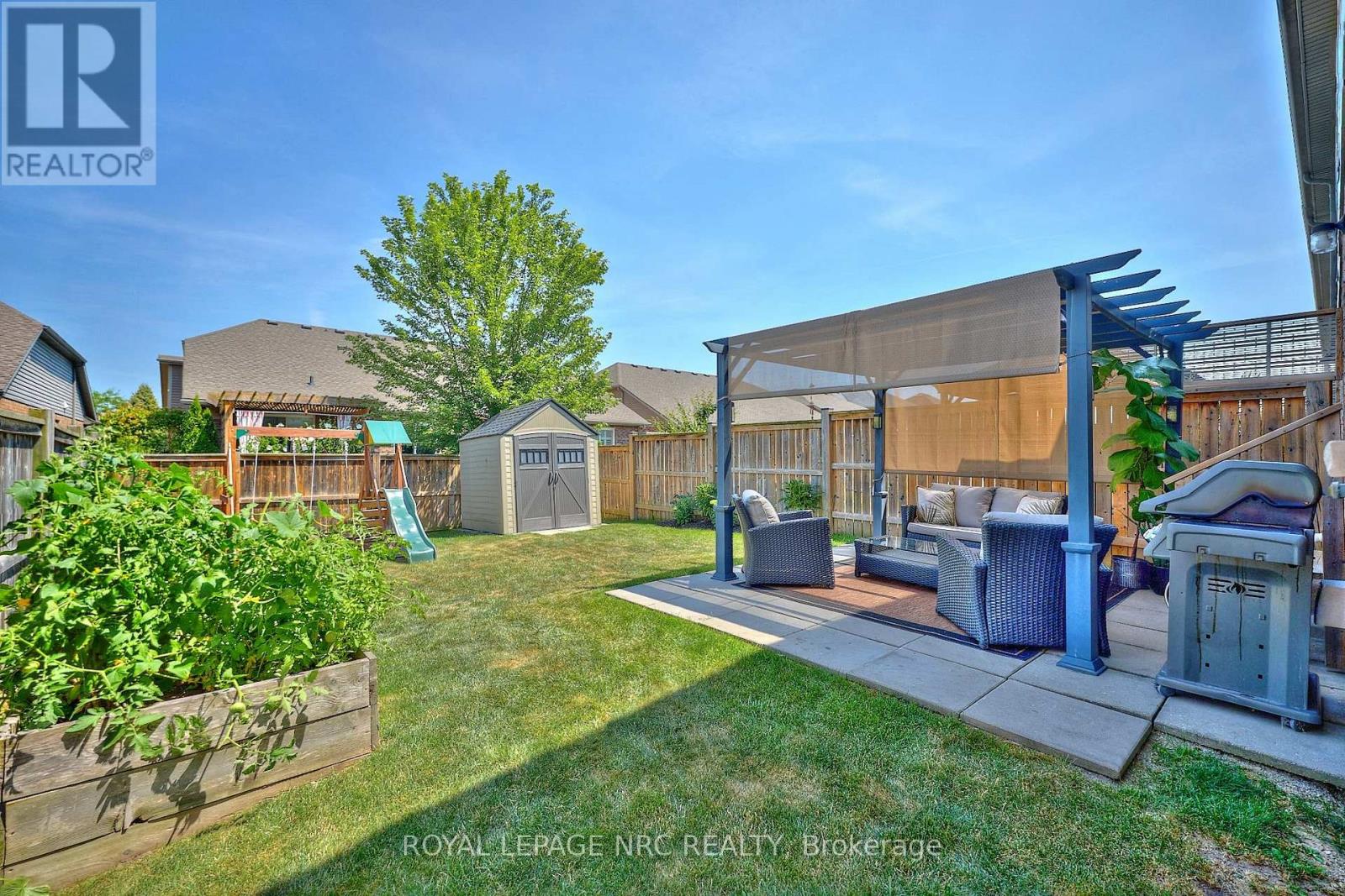 118 Roselawn Crescent, Welland, Ontario L3C 0C4 - Photo 3 - X12538128