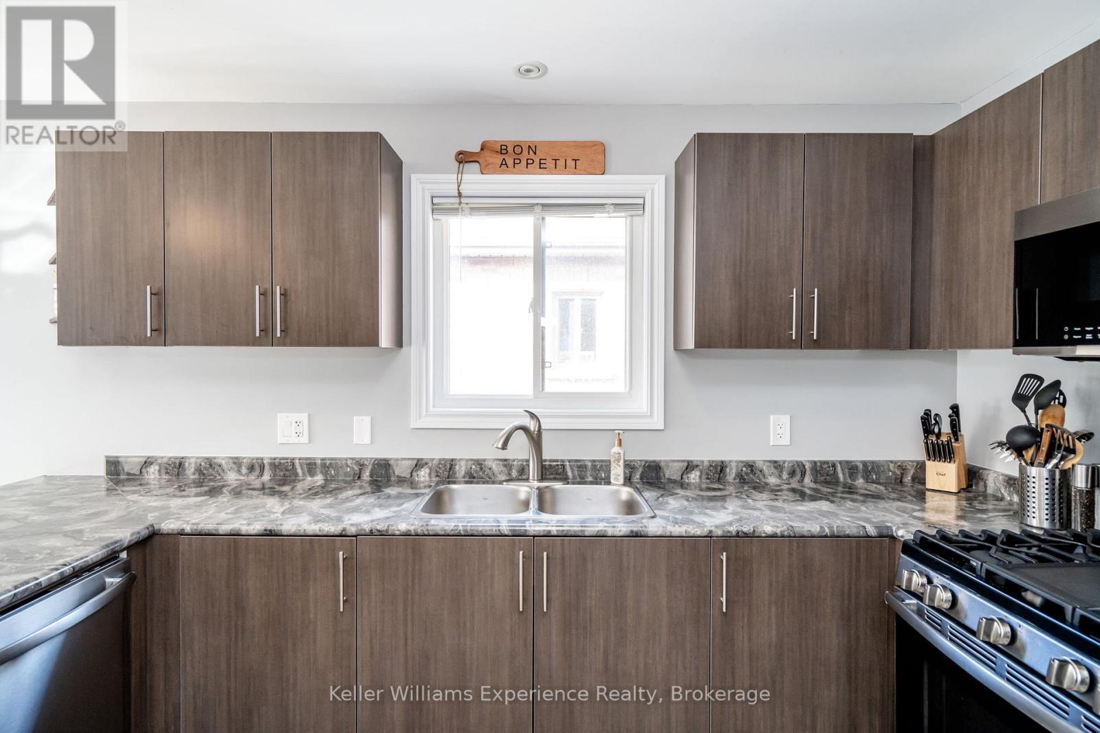 32 Hatton Drive, Penetanguishene, Ontario  L9M 0V6 - Photo 9 - S12538064