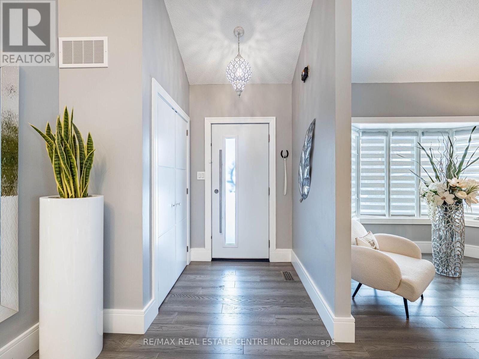 114 Parkwood Crescent, Hamilton, Ontario  L8V 4Z7 - Photo 5 - X12537806