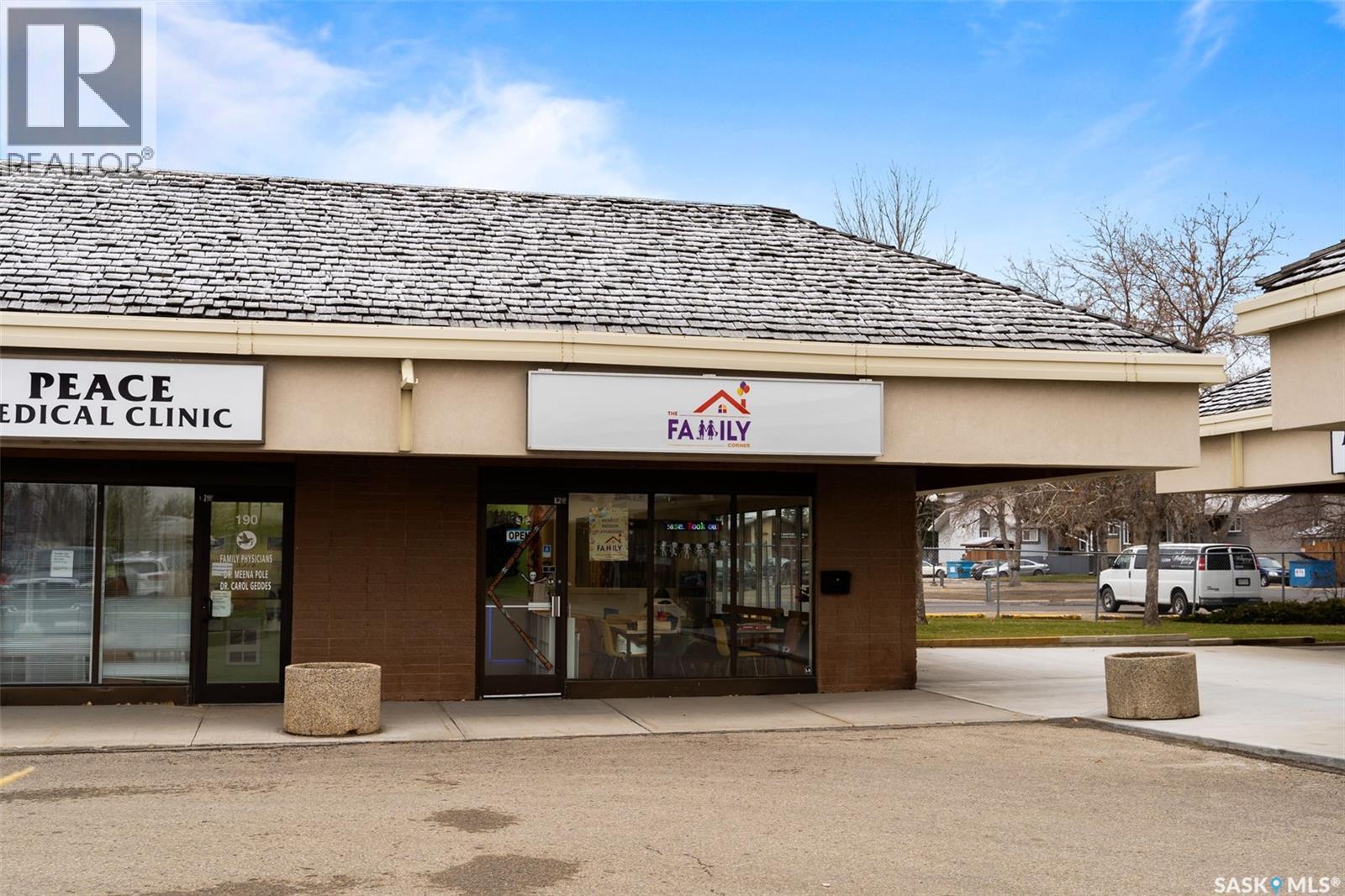 192 University Park Drive, Regina, Saskatchewan  S4V 1A3 - Photo 2 - SK023839