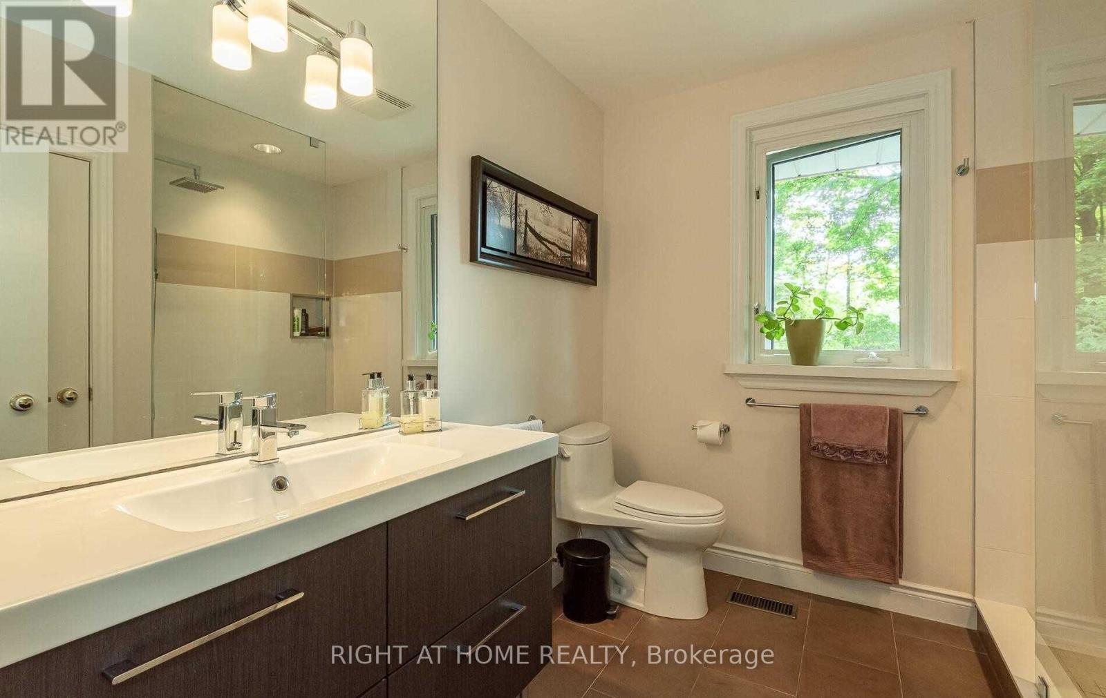 1445 Ryan Place, Mississauga, Ontario  L5C 1J7 - Photo 8 - W12535596