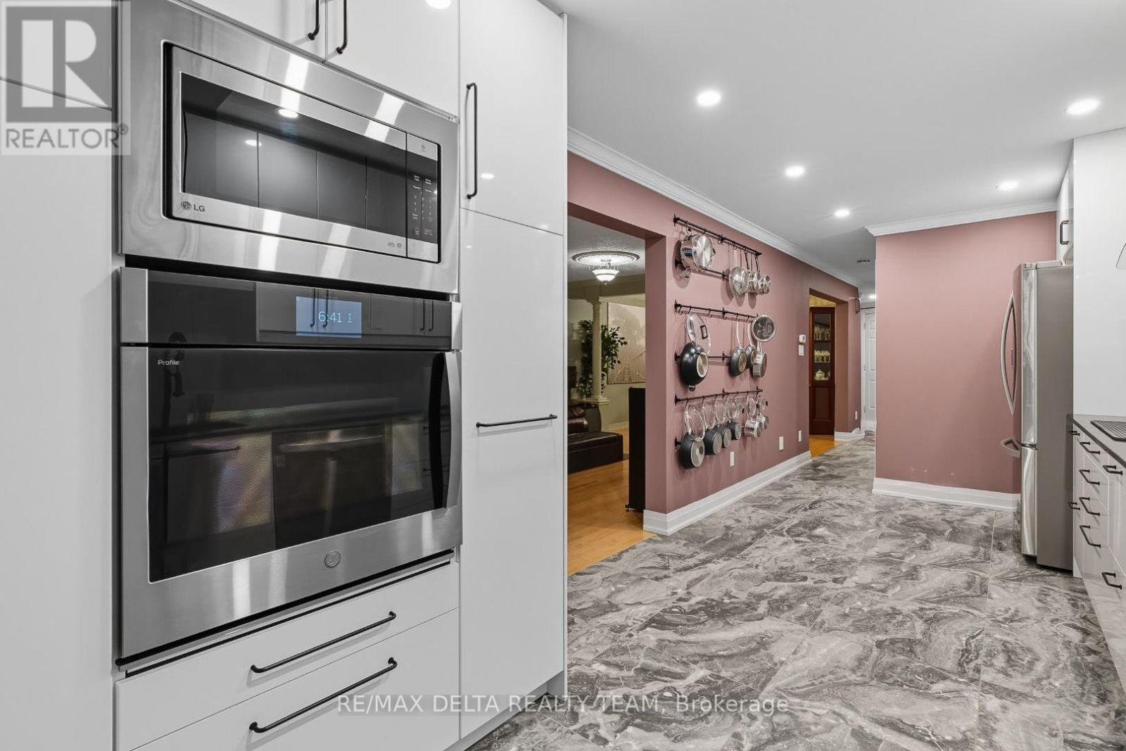 18 Longshire Circle, Ottawa, Ontario  K2J 4K7 - Photo 9 - X12537628