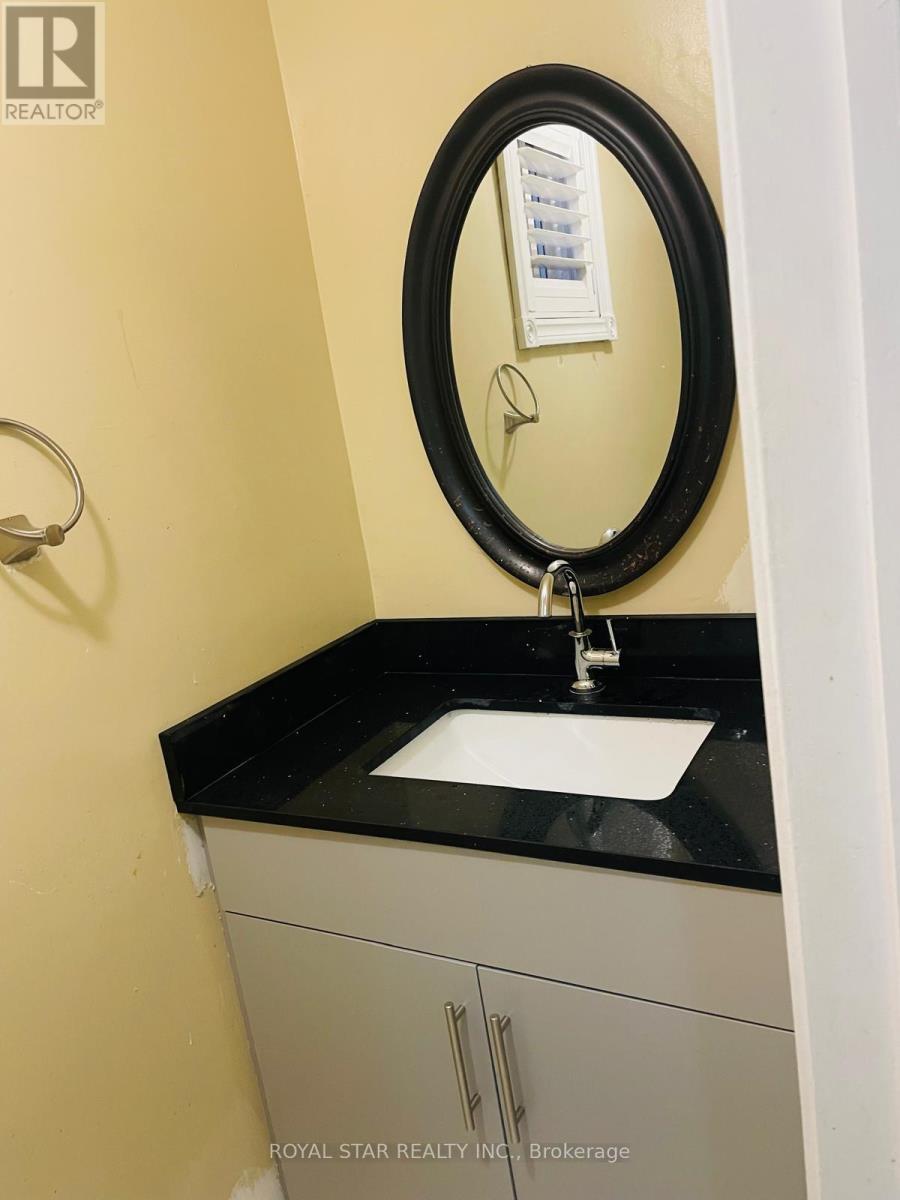 118 Banting Crescent, Brampton, Ontario L6Y 2L9 - Photo 10 - W12532790