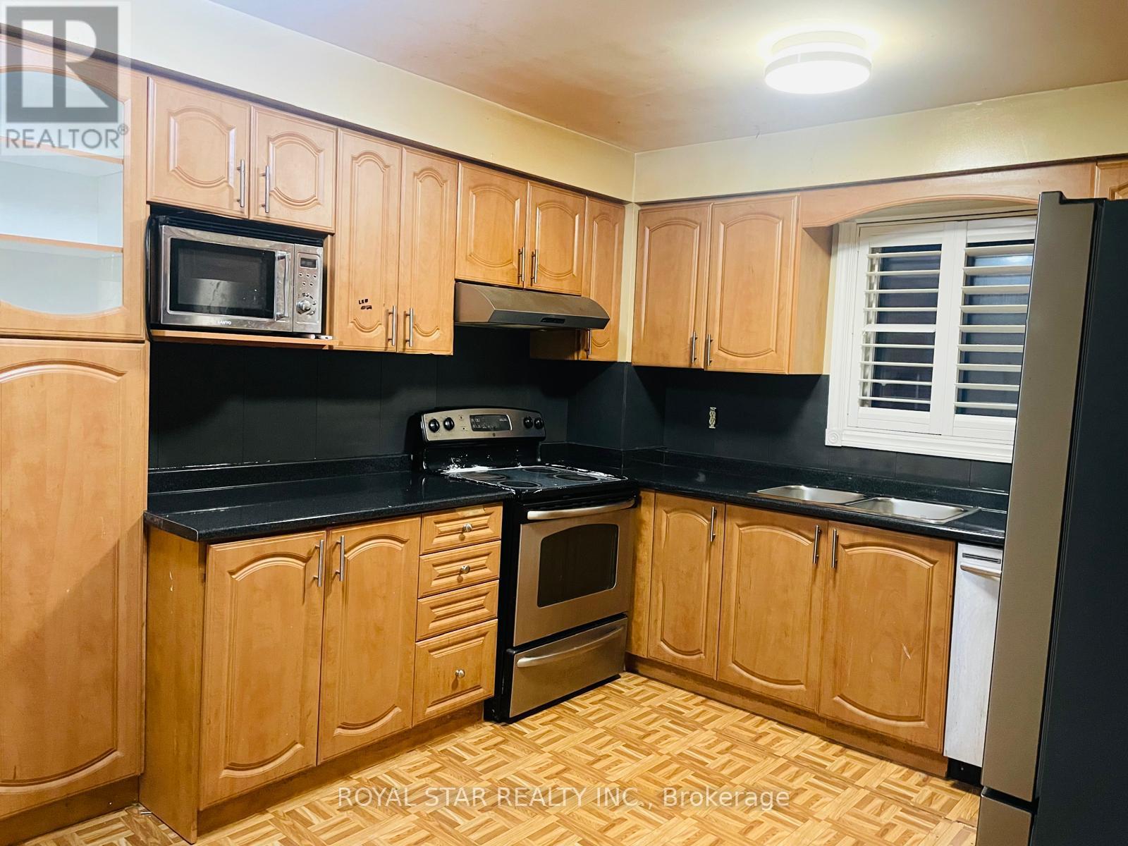 118 Banting Crescent, Brampton, Ontario L6Y 2L9 - Photo 4 - W12532790