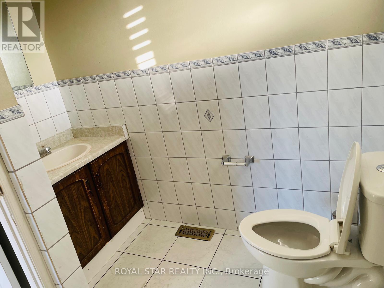 118 Banting Crescent, Brampton, Ontario L6Y 2L9 - Photo 5 - W12532790