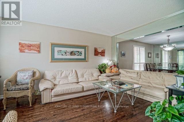 18 Brookshire Circle, Markham, Ontario  L3T 7B1 - Photo 3 - N12538056