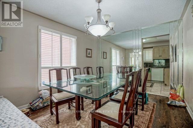 18 Brookshire Circle, Markham, Ontario  L3T 7B1 - Photo 4 - N12538056