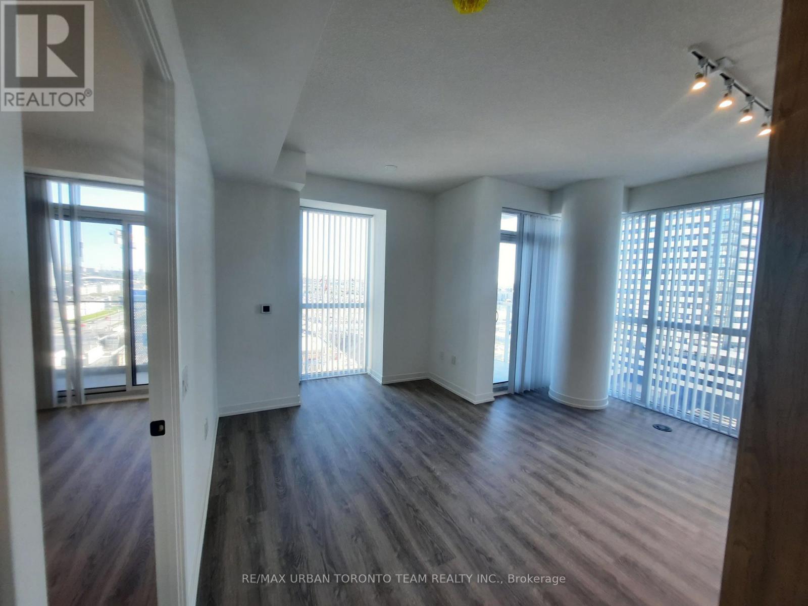 1012 - 8 Interchange Way, Vaughan, Ontario  L4K 5Z7 - Photo 4 - N12538084