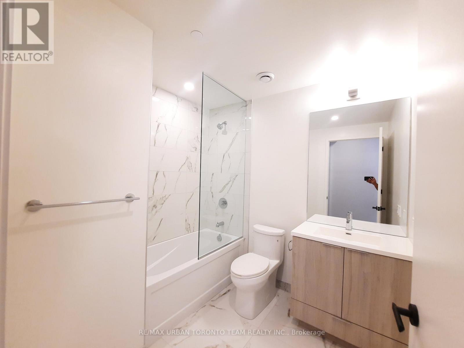 1012 - 8 Interchange Way, Vaughan, Ontario  L4K 5Z7 - Photo 6 - N12538084
