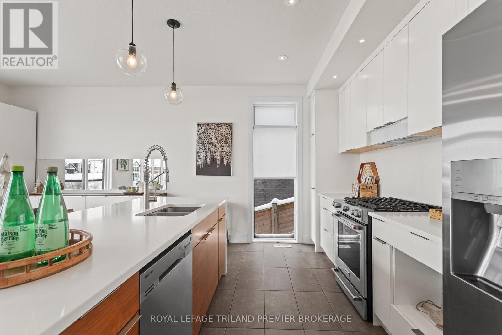 2054 Wateroak Drive, London North, Ontario N6G 5B4 - Photo 11 - X12538220