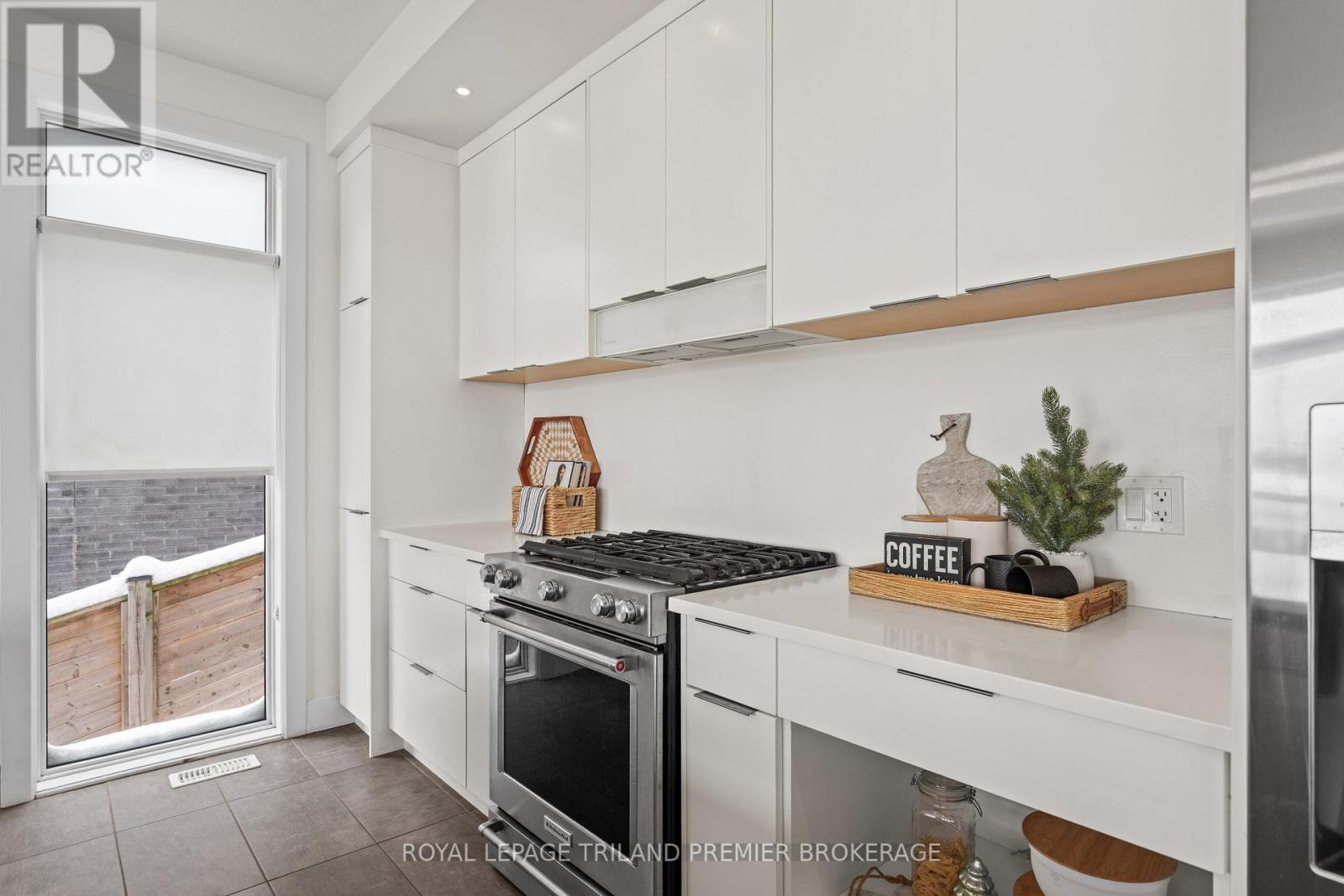 2054 Wateroak Drive, London North, Ontario N6G 5B4 - Photo 12 - X12538220