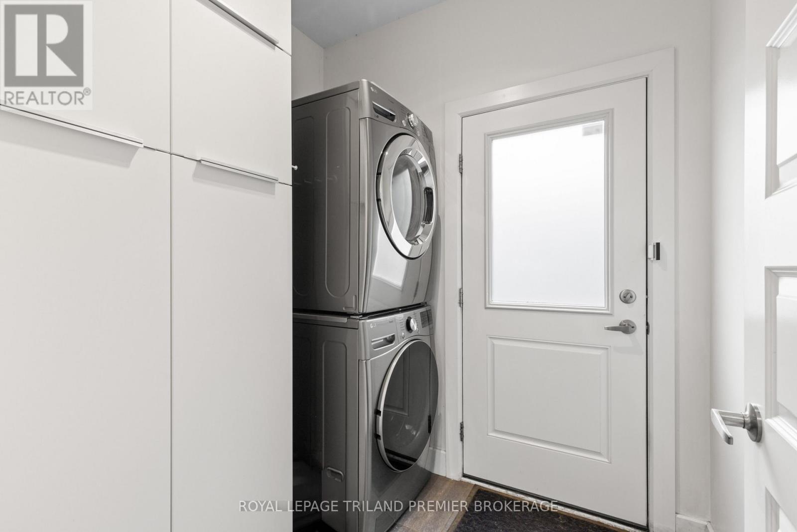 2054 Wateroak Drive, London North, Ontario N6G 5B4 - Photo 18 - X12538220