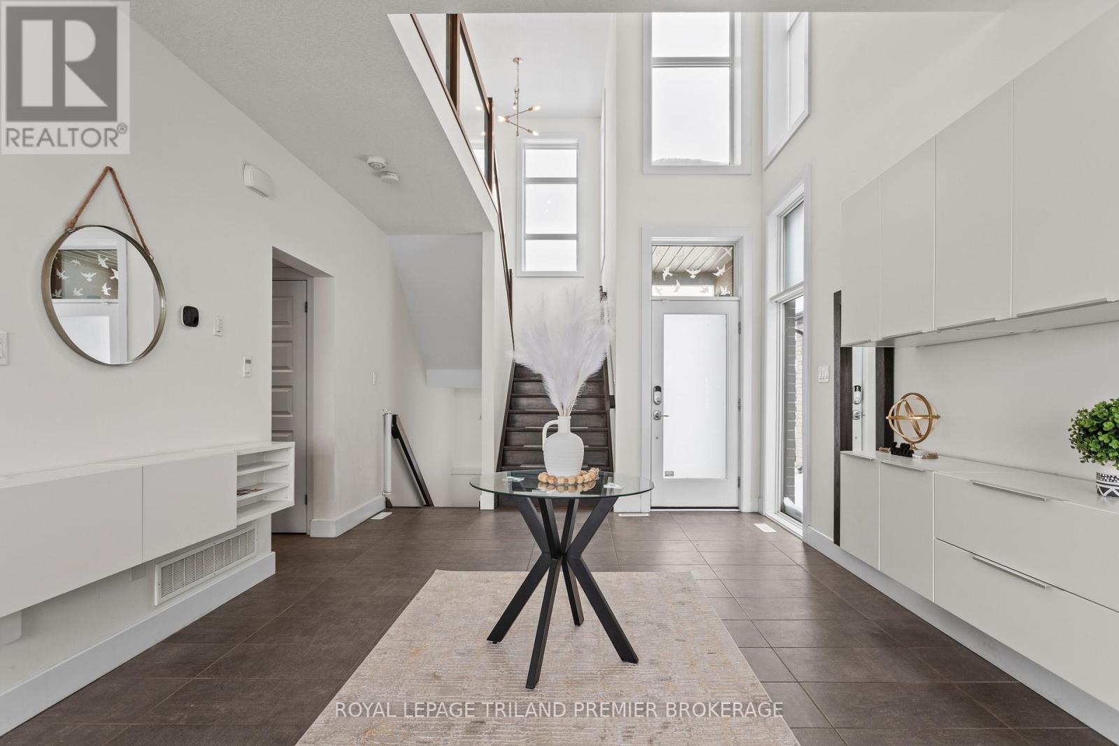 2054 Wateroak Drive, London North, Ontario N6G 5B4 - Photo 3 - X12538220