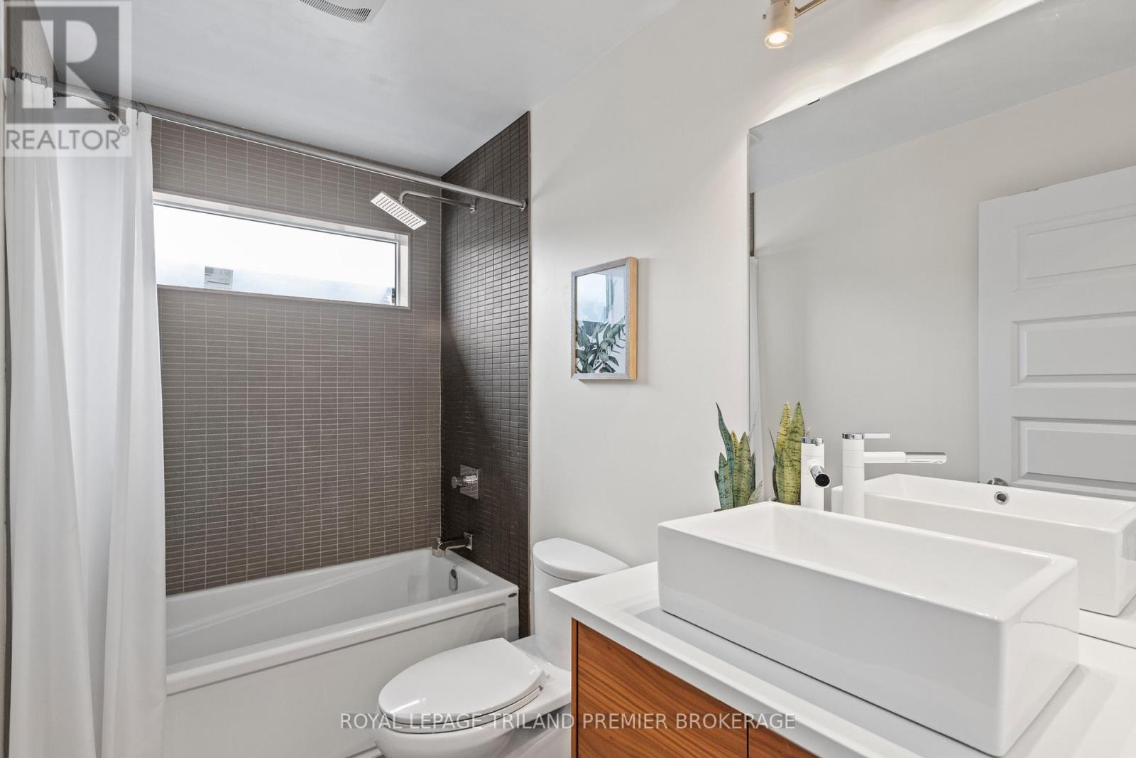 2054 Wateroak Drive, London North, Ontario N6G 5B4 - Photo 34 - X12538220