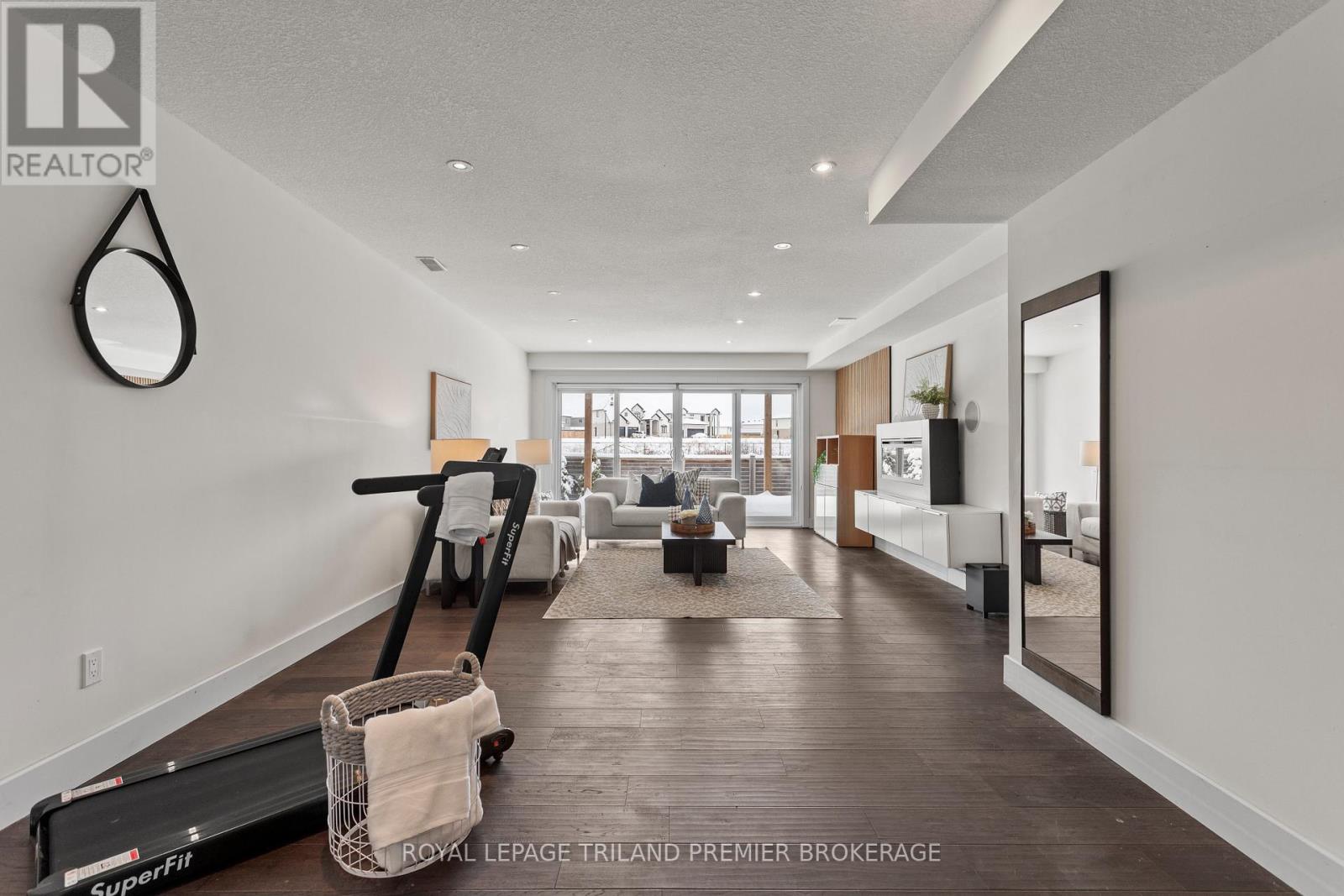 2054 Wateroak Drive, London North, Ontario N6G 5B4 - Photo 35 - X12538220