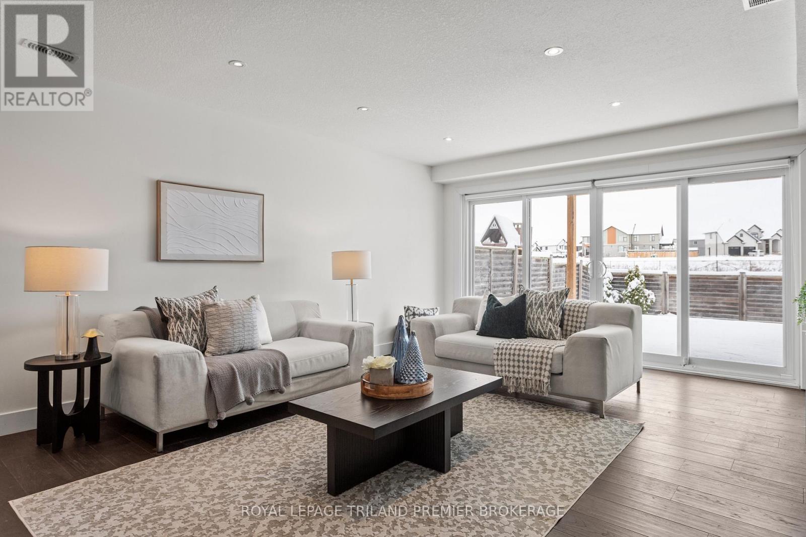 2054 Wateroak Drive, London North, Ontario N6G 5B4 - Photo 37 - X12538220