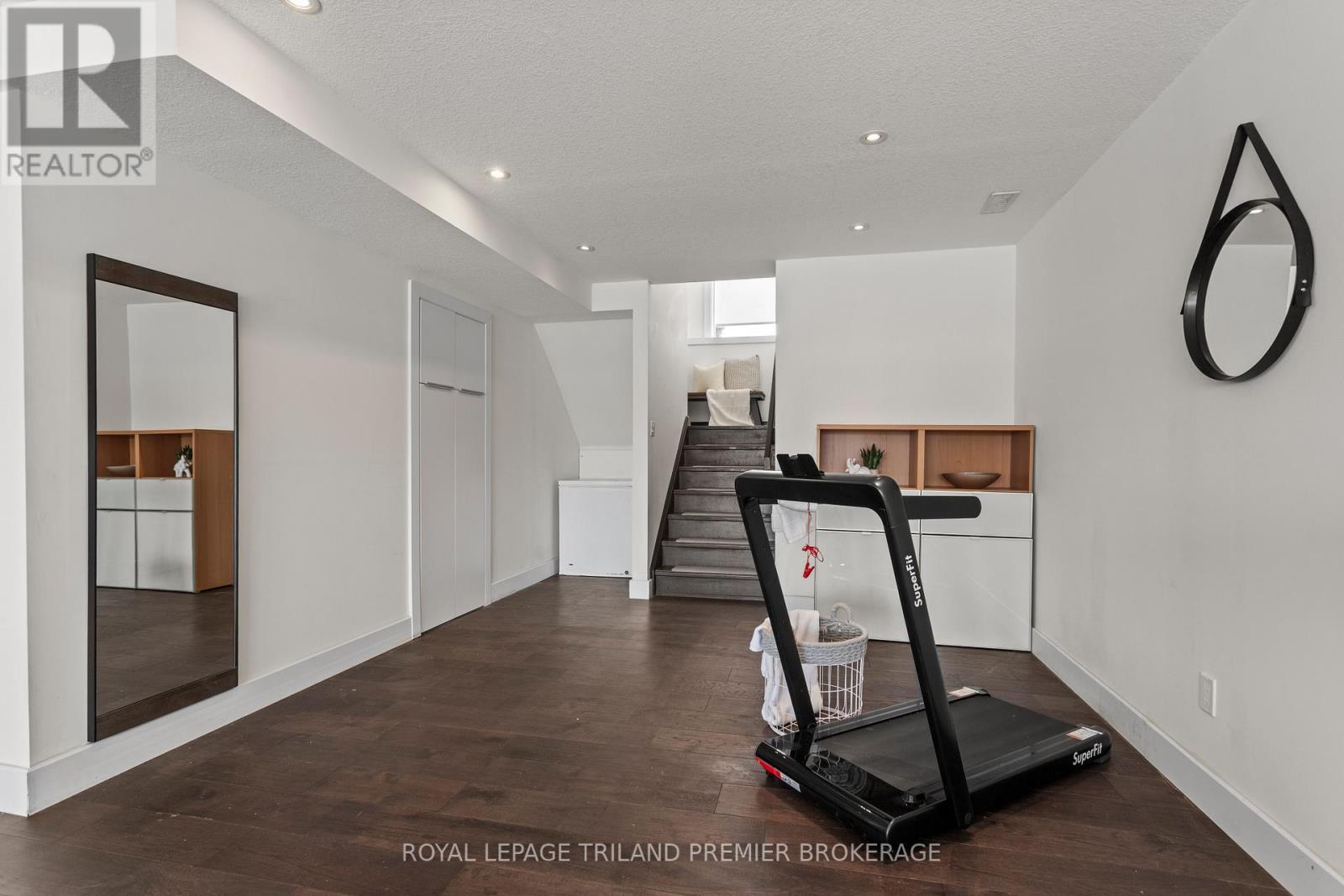 2054 Wateroak Drive, London North, Ontario N6G 5B4 - Photo 38 - X12538220