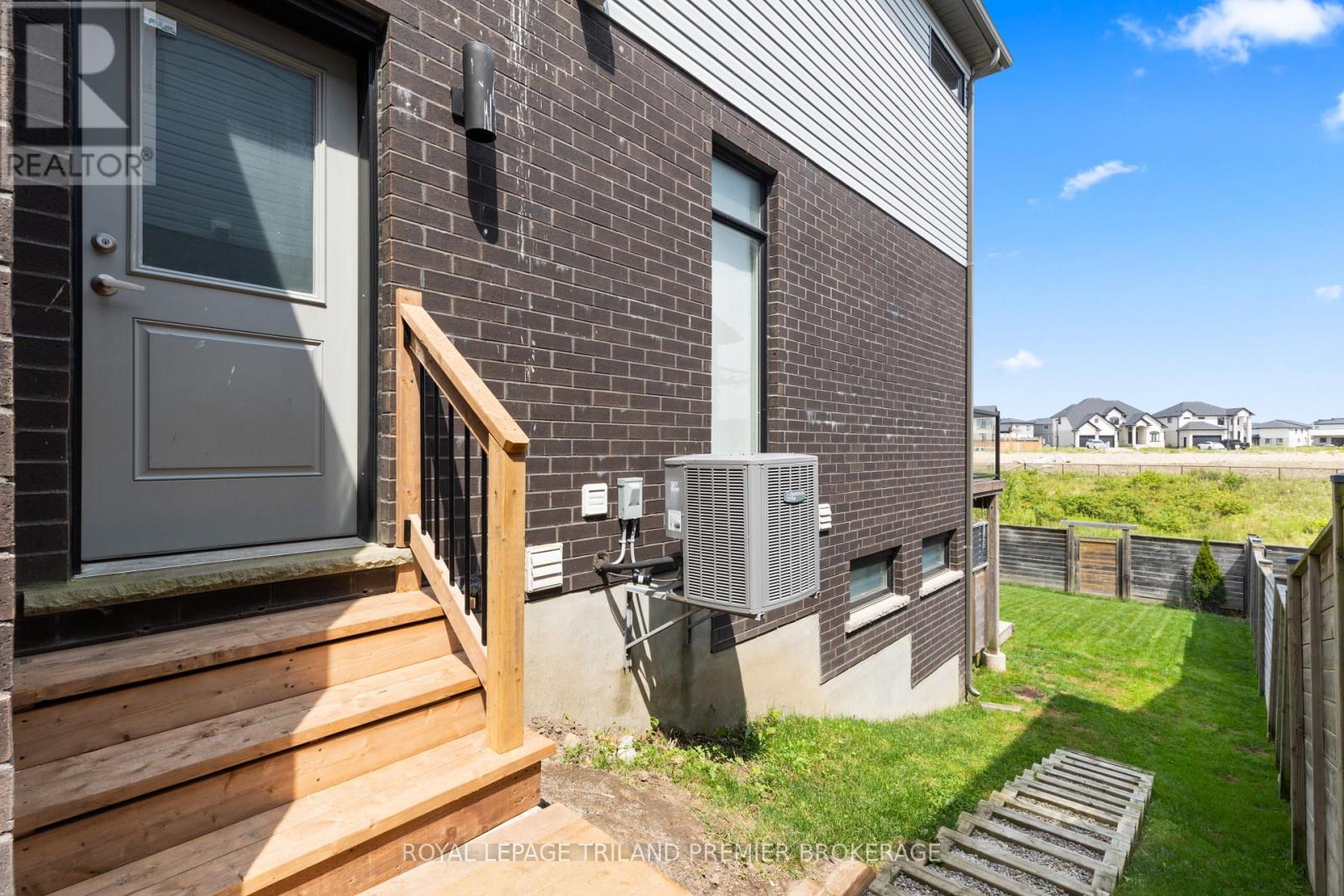 2054 Wateroak Drive, London North, Ontario N6G 5B4 - Photo 46 - X12538220