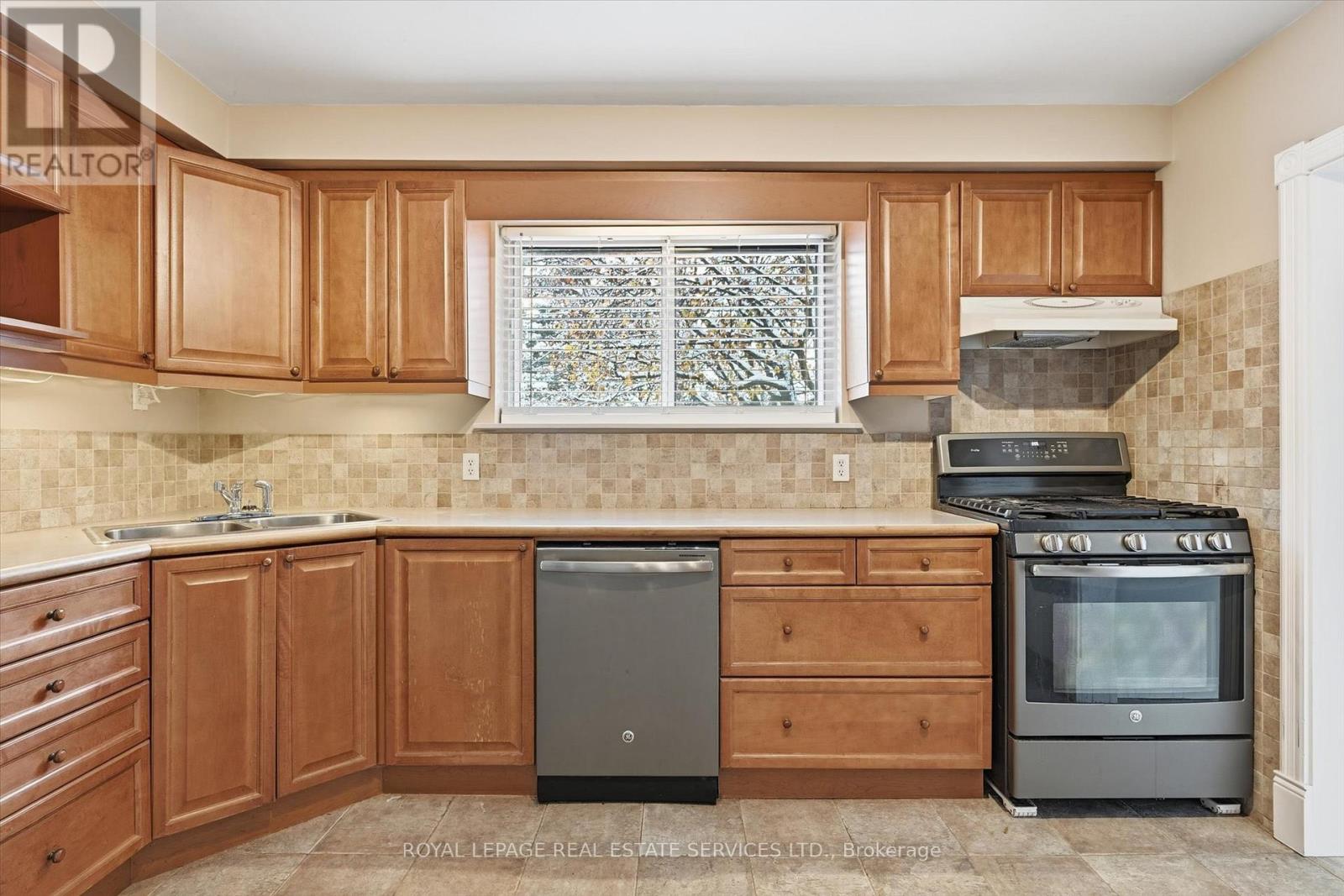 Main Level - 419 Hampton Heath Road, Burlington, Ontario  L7L 4R3 - Photo 13 - W12537882