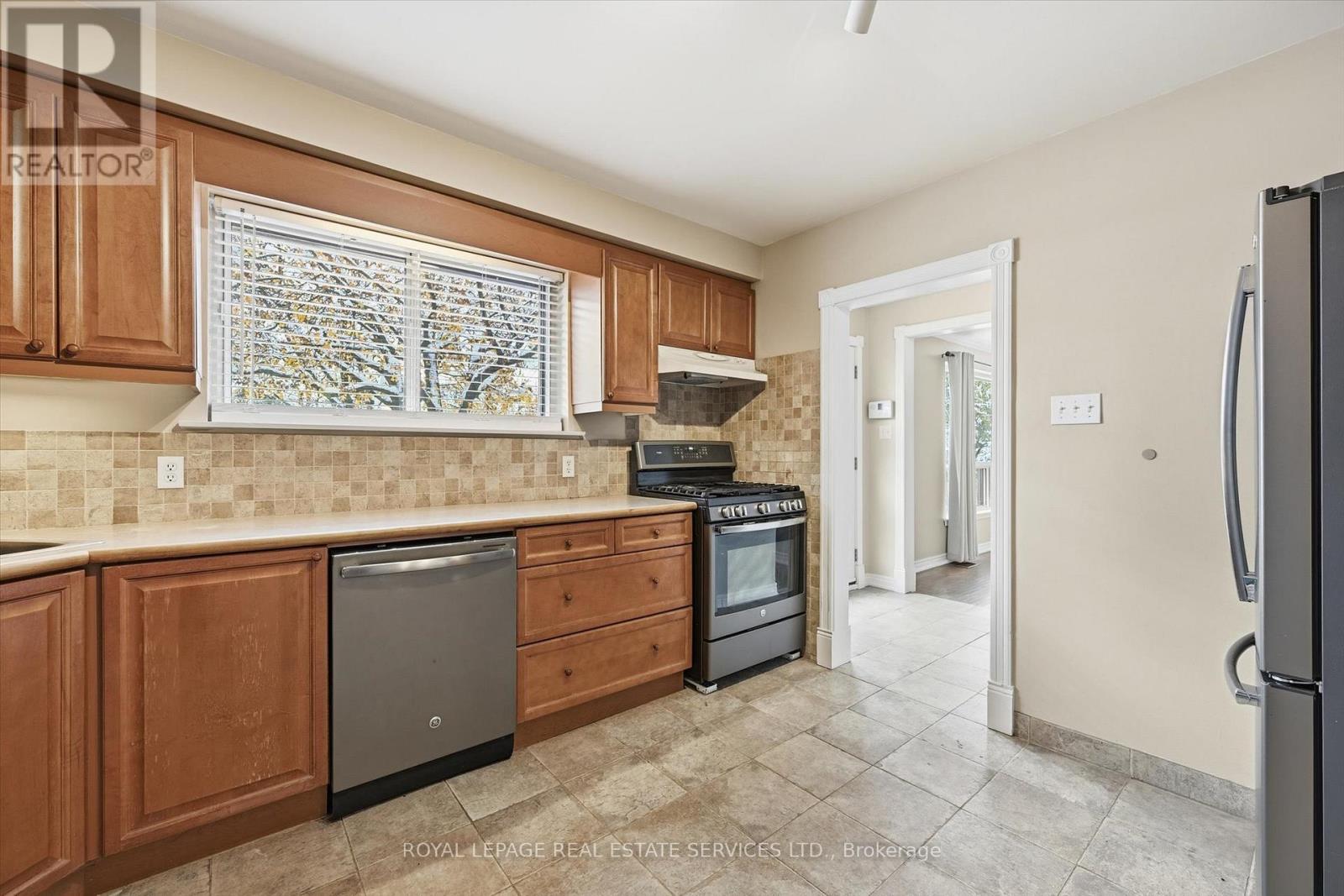 Main Level - 419 Hampton Heath Road, Burlington, Ontario  L7L 4R3 - Photo 14 - W12537882