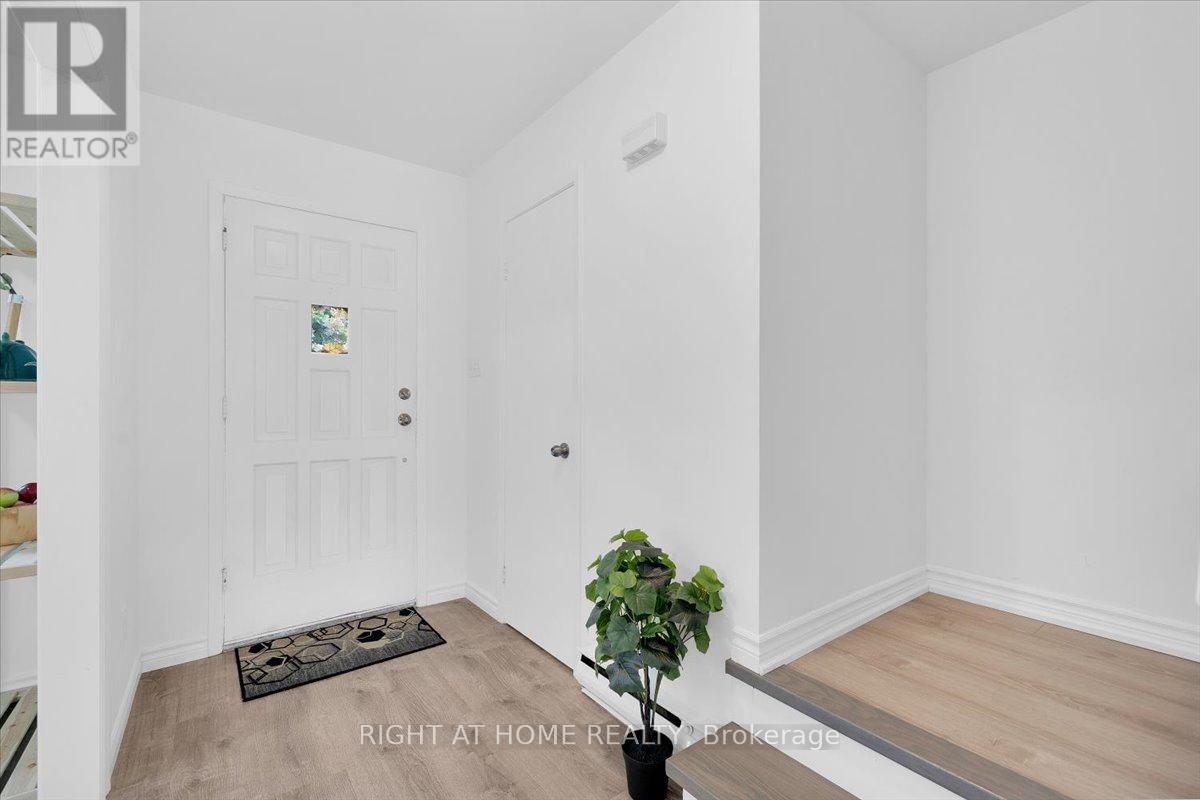 64 Worthington Drive, Oakville, Ontario  L6L 1C9 - Photo 3 - W12537890