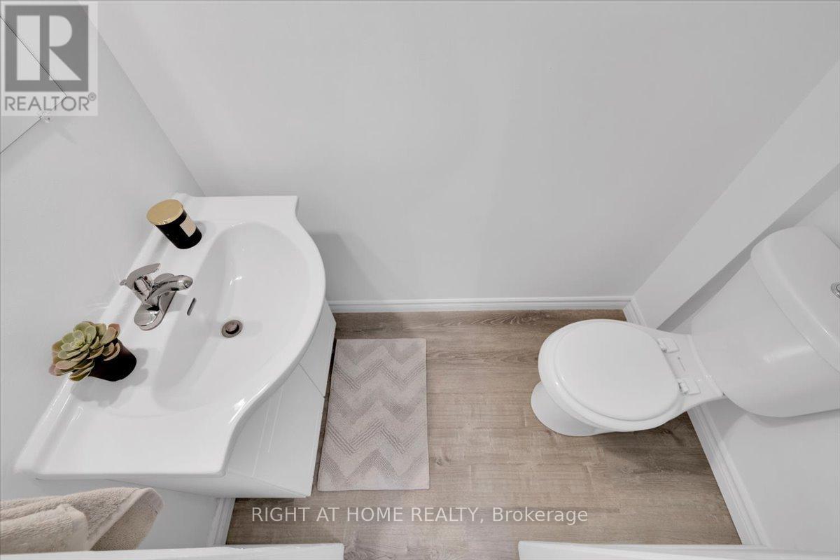 64 Worthington Drive, Oakville, Ontario  L6L 1C9 - Photo 4 - W12537890