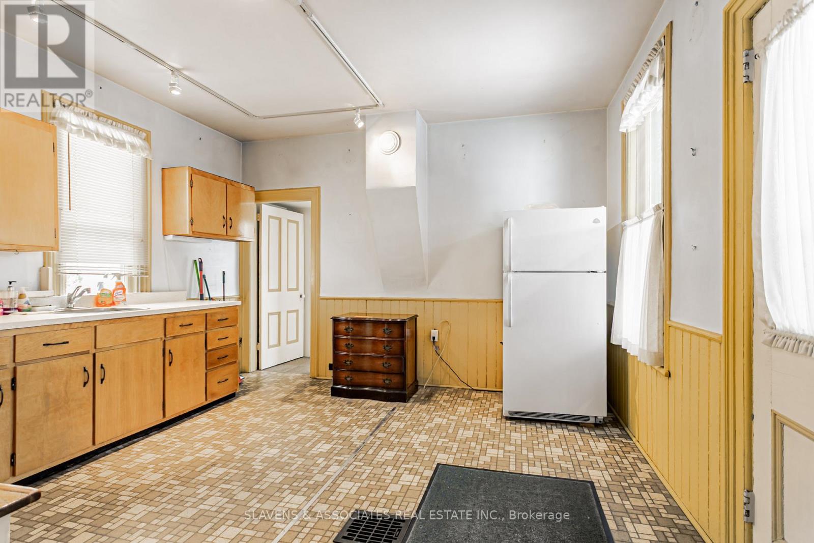 49 Queens Drive, Toronto, Ontario  M9N 2H3 - Photo 10 - W12537938