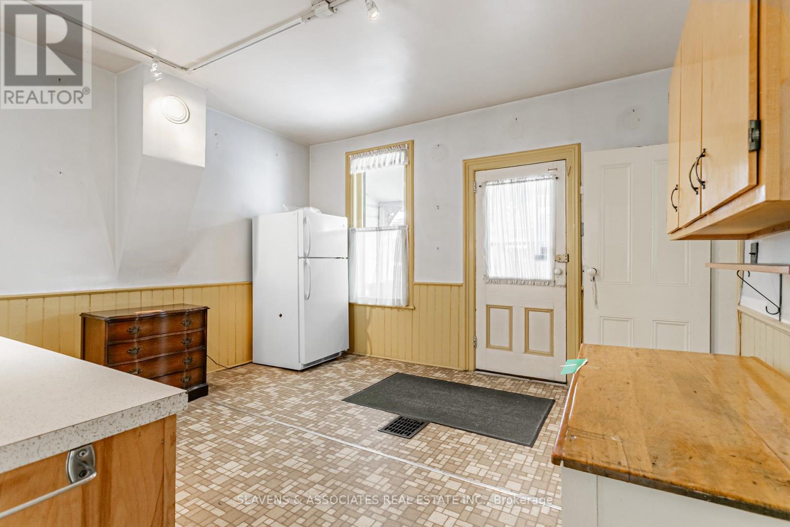 49 Queens Drive, Toronto, Ontario  M9N 2H3 - Photo 7 - W12537938