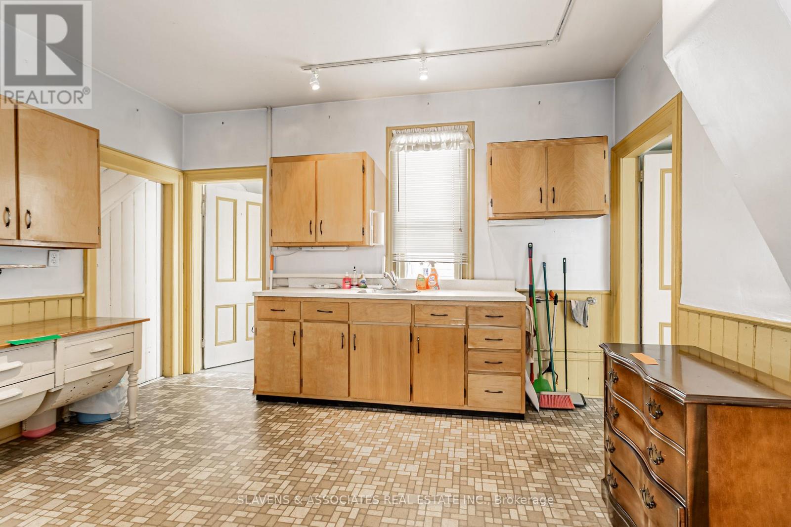 49 Queens Drive, Toronto, Ontario  M9N 2H3 - Photo 8 - W12537938